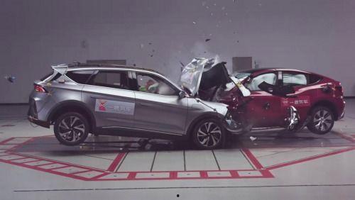 国产车凹陷的视频,揭秘国产车抗撞能力  第2张